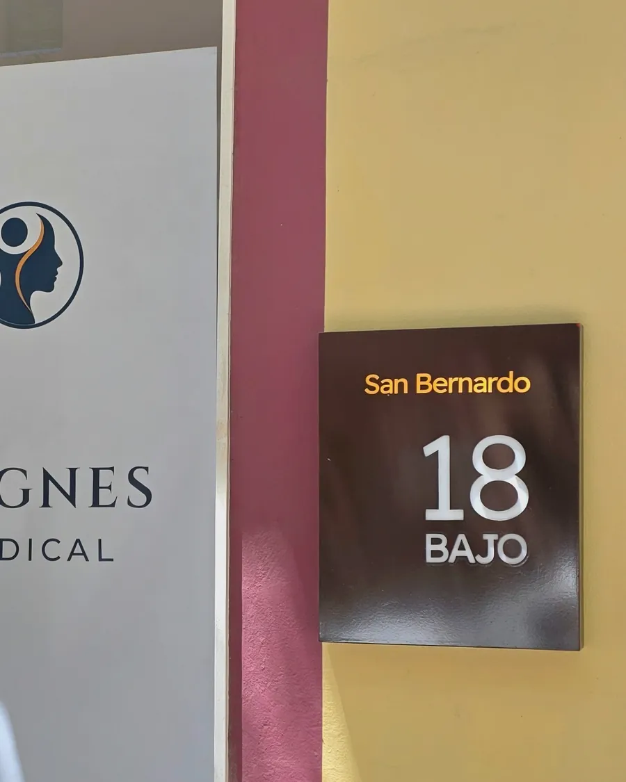 Cartel de HAGNES Medical en C/ San Bernardo 18, bajo, Sevilla