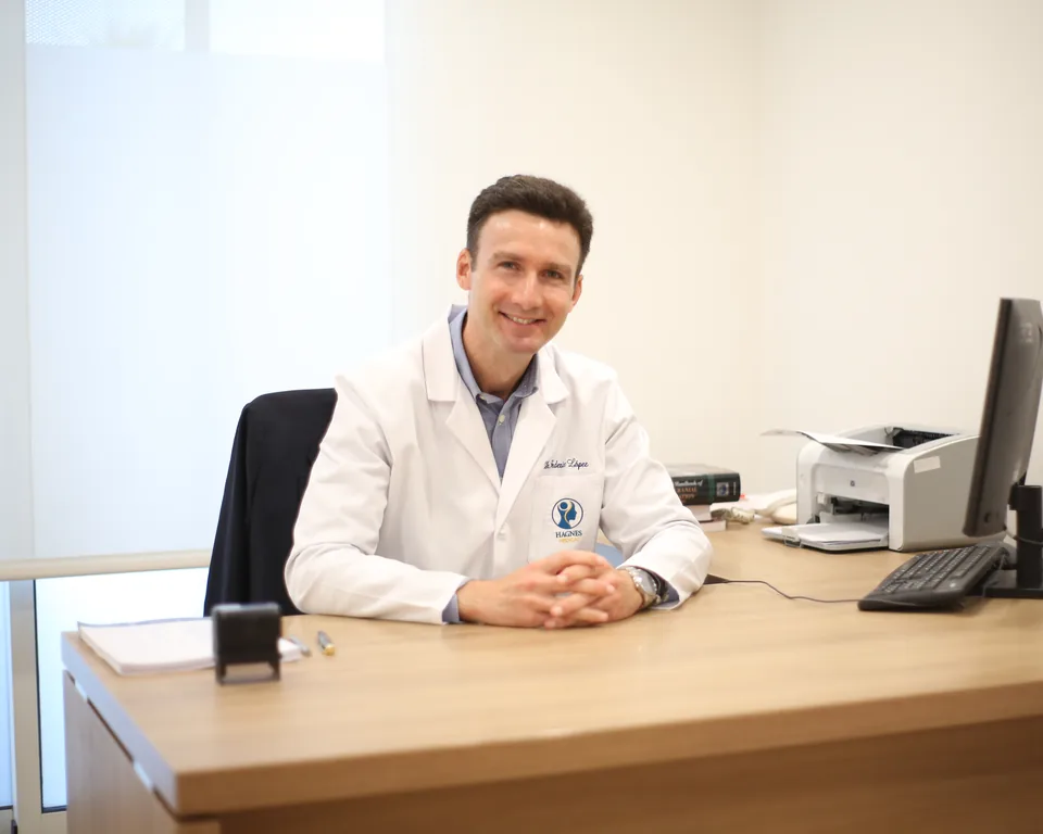 El Dr. Federico López en su despacho de la consulta de psiquiatría de HAGNES Medical, Sevilla