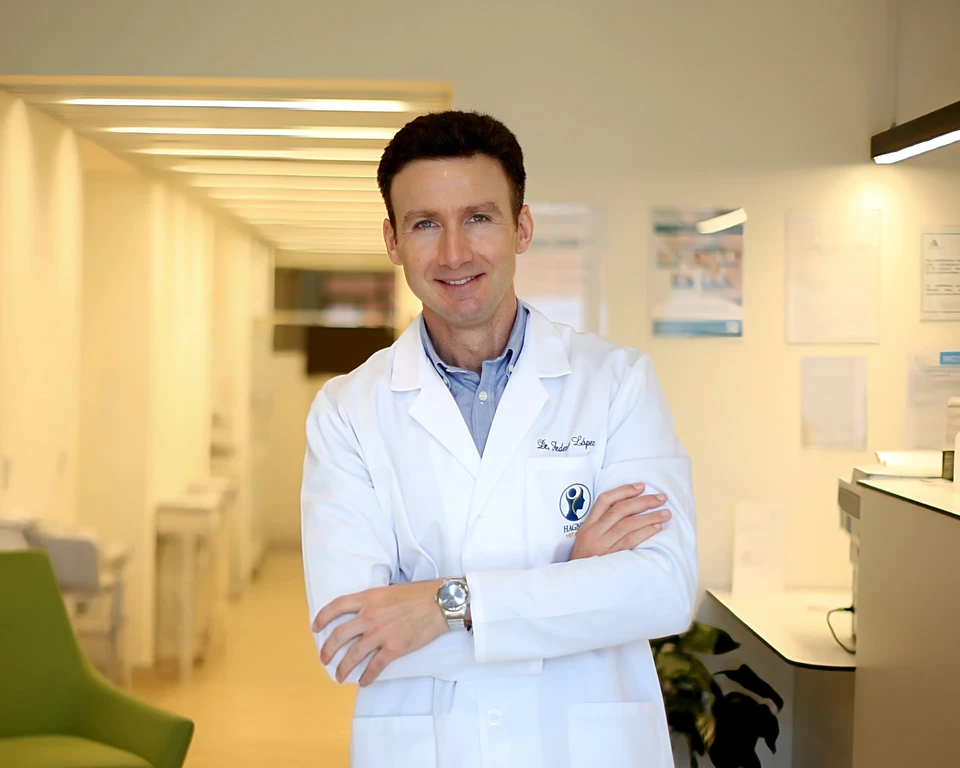 El Dr. Federico López Rodríguez, médico psiquiatra, en la clínica HAGNES Medical de Sevilla