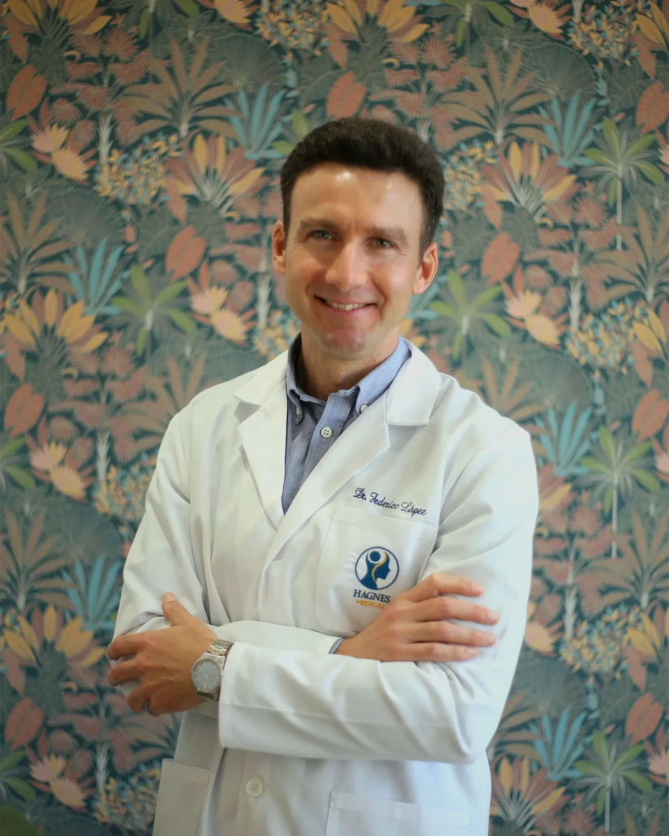 El Dr. Federico López, médico psiquiatra, en su consulta de HAGNES Medical, Sevilla