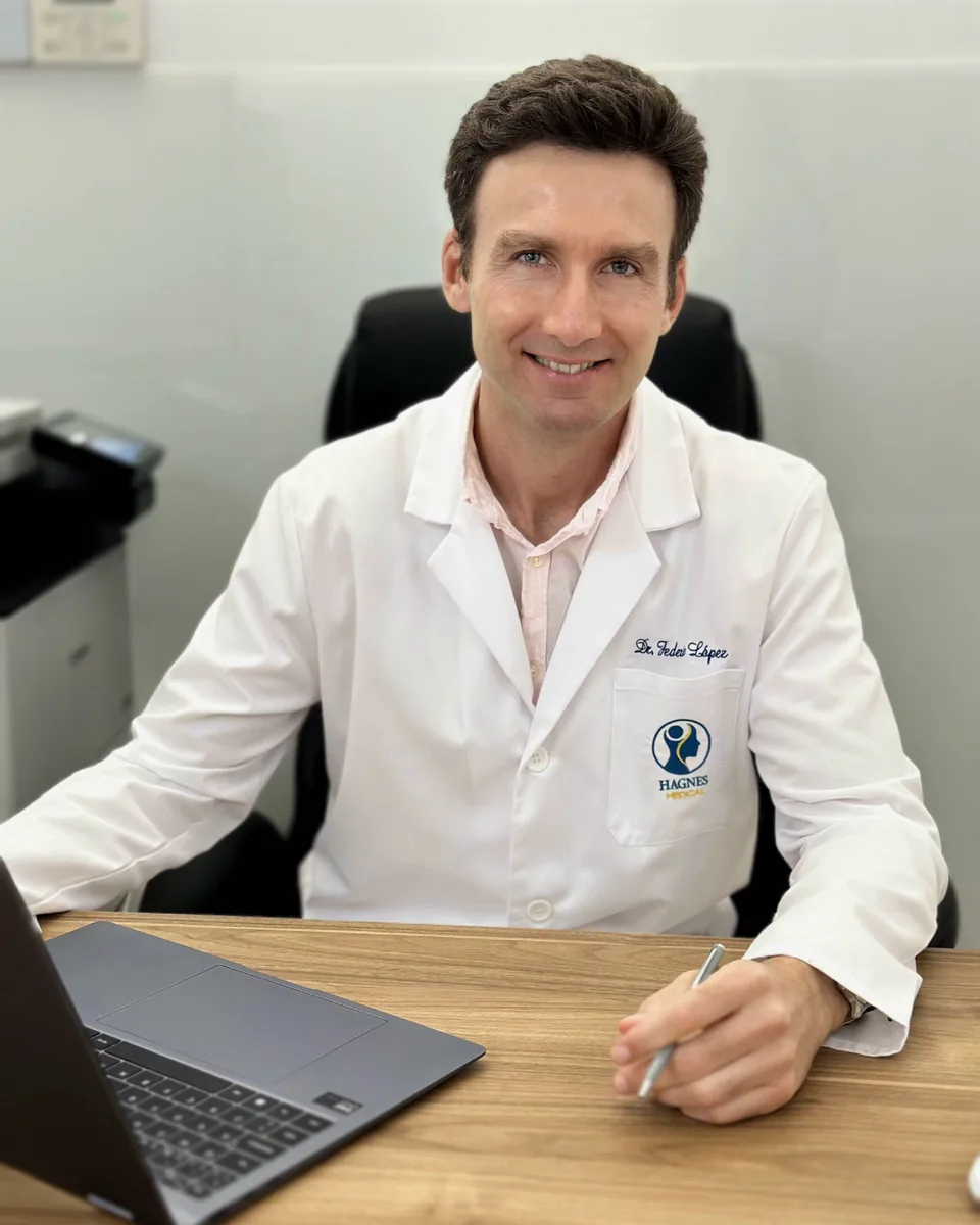 El Dr. Federico López Rodríguez, psiquiatra, director del área de salud mental de HAGNES Medical, en su consulta de Sevilla