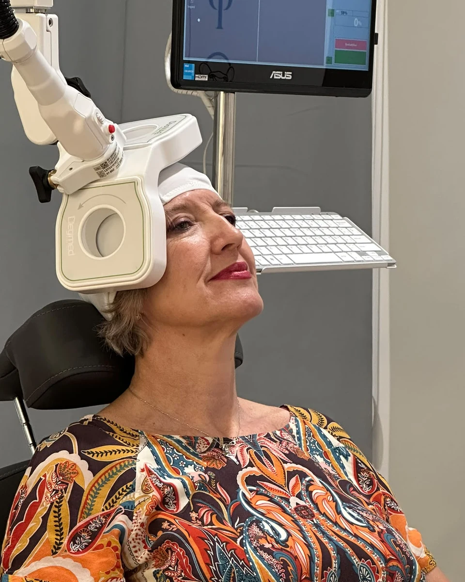 Paciente durante una sesión de estimulación magnética transcraneal (EMT) en Sevilla