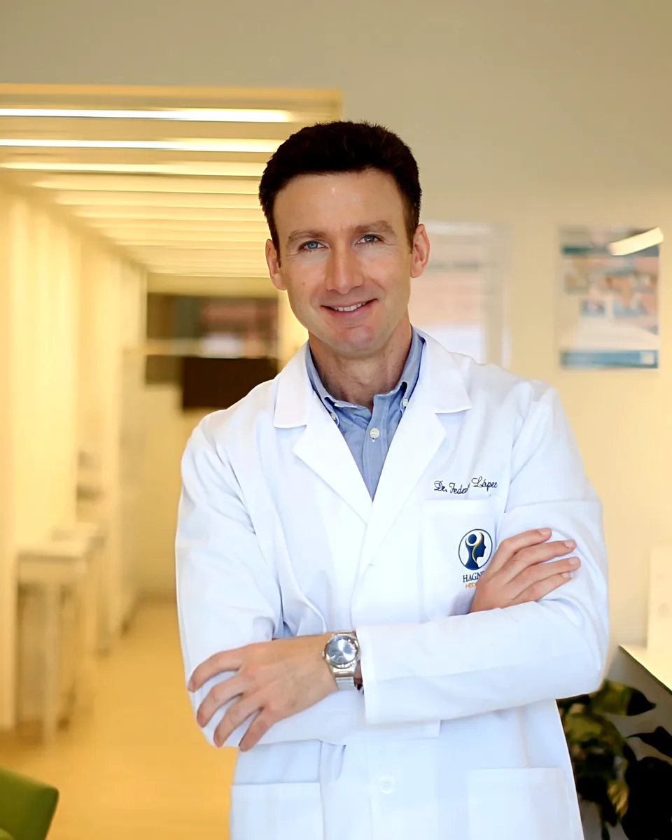 El Dr. Federico López, psiquiatra, en la clínica HAGNES Medical de Sevilla